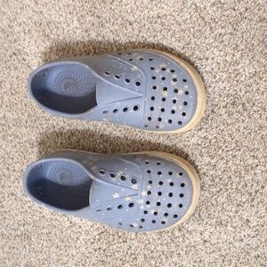 Kids size 10 Native Jefferson light blue with white stars